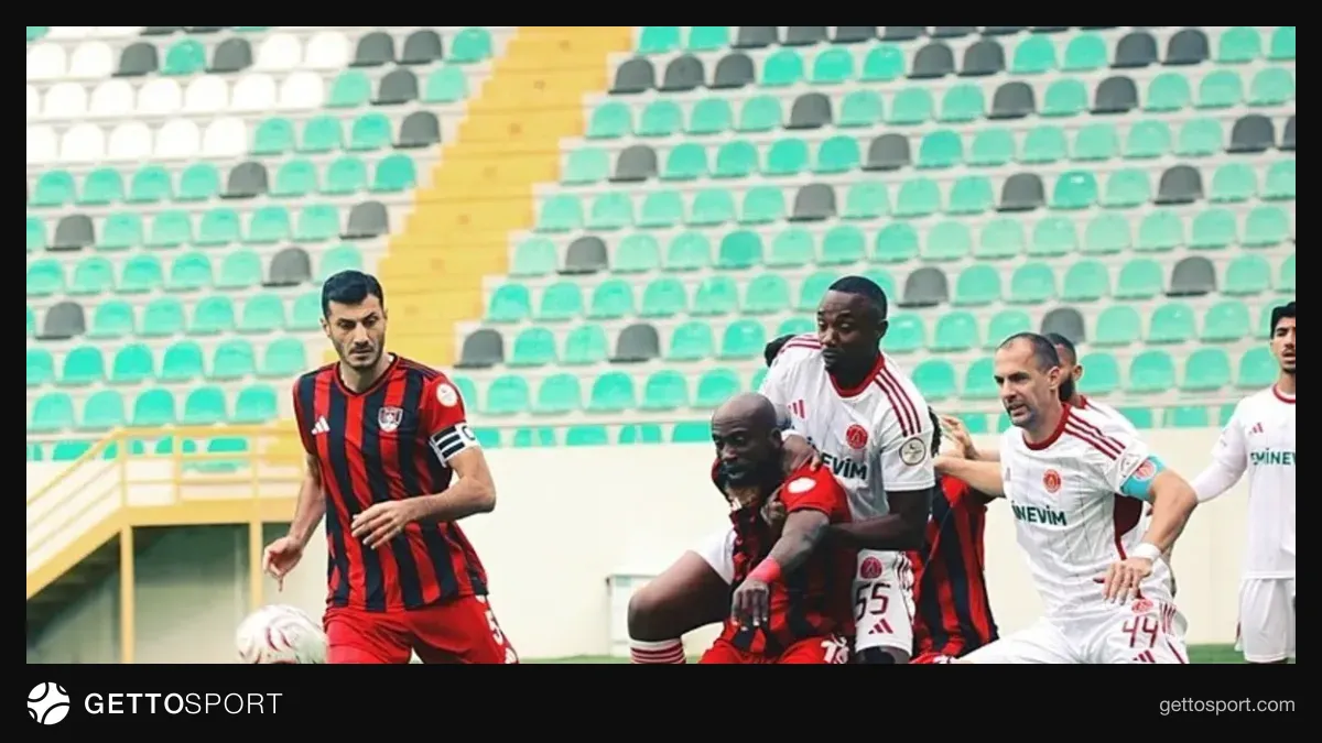 Ümraniyespor oyuncuları Van Spor FK maçında sevinç yaşarken