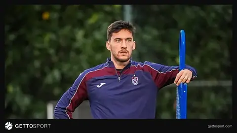 Umut Nayir oyuna girerken saha kenarında