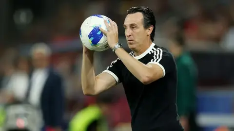Unai Emeri Villa Parkda mətbuat konfransında azarkeşlər fonunda