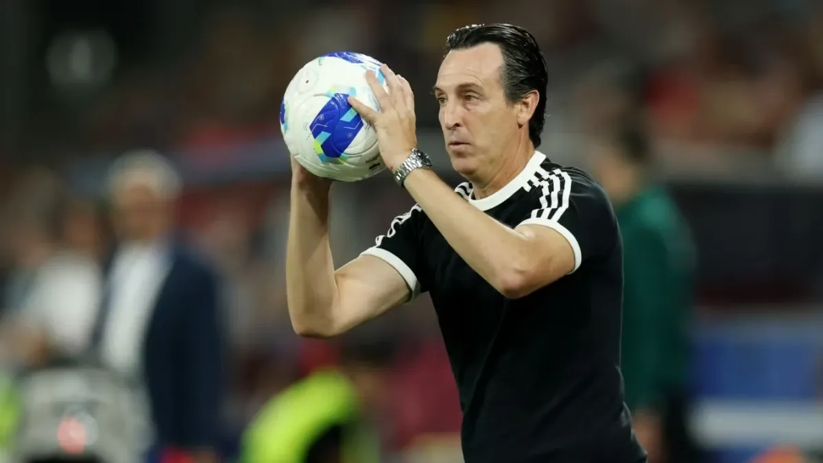 Unai Emeri Villa Parkda mətbuat konfransında azarkeşlər fonunda