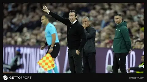 Unai Emery basın toplantısında konuşurken