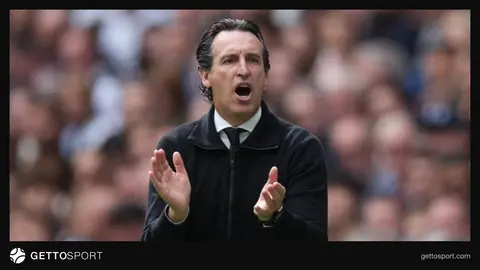 Unai Emery basın toplantısında konuşurken görüntüsü