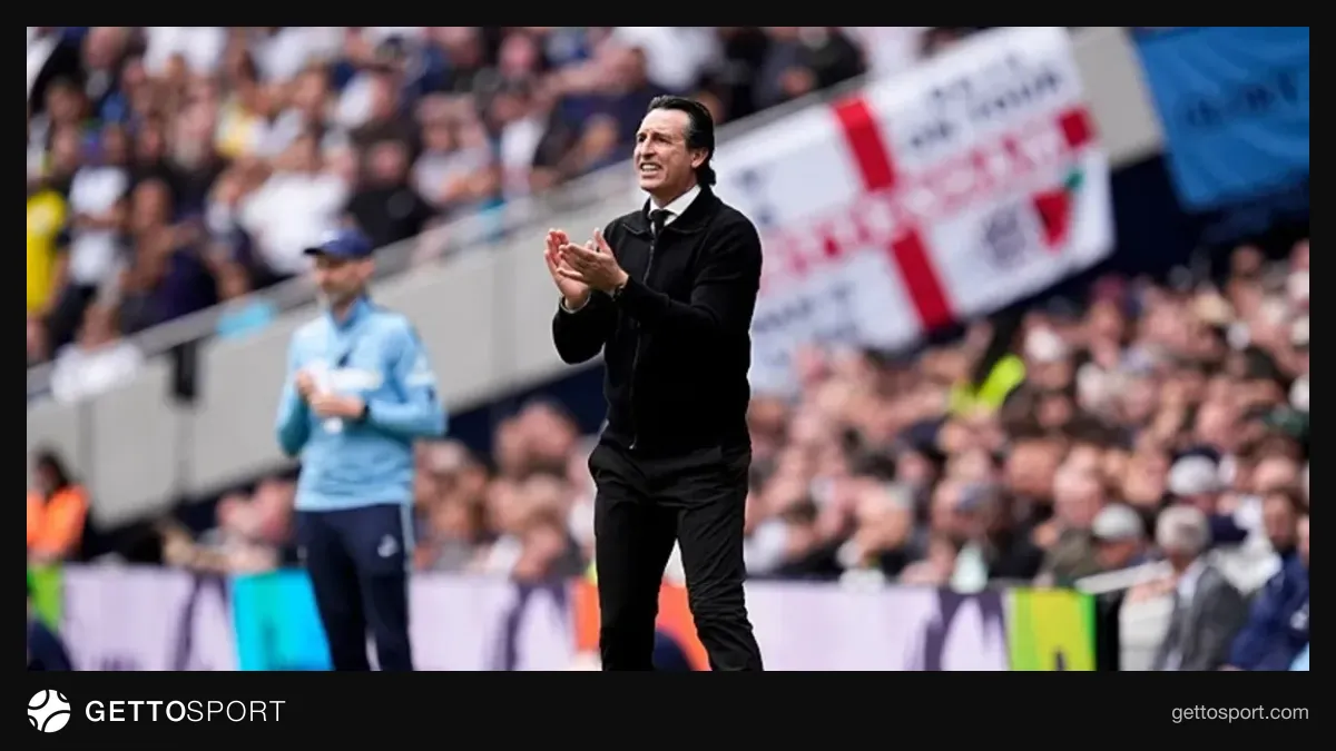 Unai Emery talimat verirken takım dizilişi üzerine konuşuyor