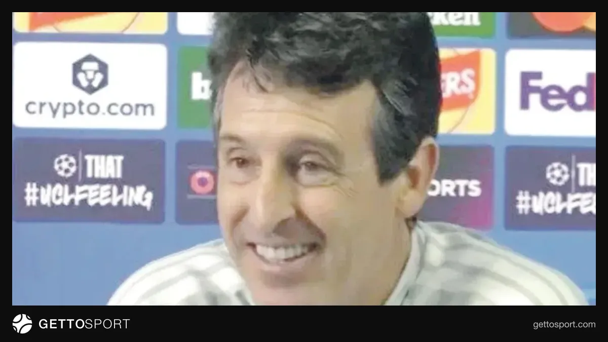 Unai Emery basın toplantısında mikrofon önünde konuşurken