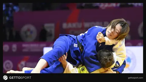 Uta Abe qələbə anı və medal ilə podiumda