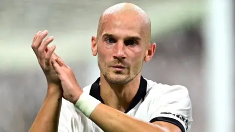 Beşiktaş formasıyla Vaclav Cerny top kontrolü yaparken