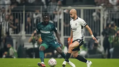 Vaclav Cerny forma ile ısınırken sahada