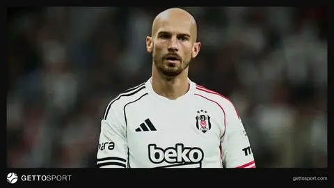 Beşiktaş formasıyla sahada koşan Vaclav Cerny