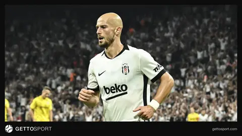 Beşiktaş formasını giyen Vaclav Cerny sağ kanatta top sürüyor