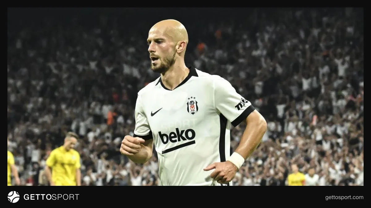 Beşiktaş formasını giyen Vaclav Cerny sağ kanatta top sürüyor