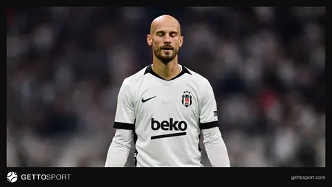Beşiktaş formasıyla ısınan Vaclav Cerny antrenmanda top koşturuyor