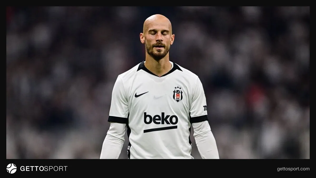 Beşiktaş formasıyla ısınan Vaclav Cerny antrenmanda top koşturuyor