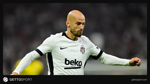 Beşiktaş formasını giymiş Vaclav Cerny maç öncesi ısınırken