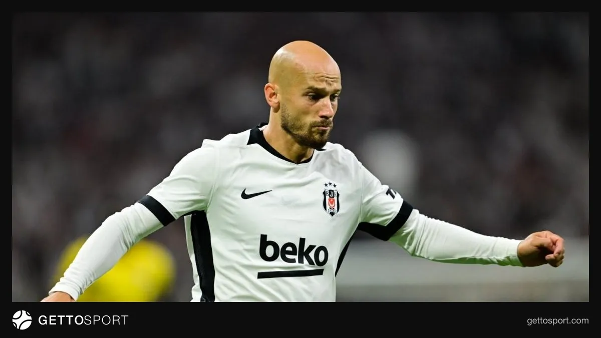 Beşiktaş formasını giymiş Vaclav Cerny maç öncesi ısınırken