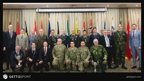 Vahap Şanal madalya alırken satranç tahtası önünde zafer pozu