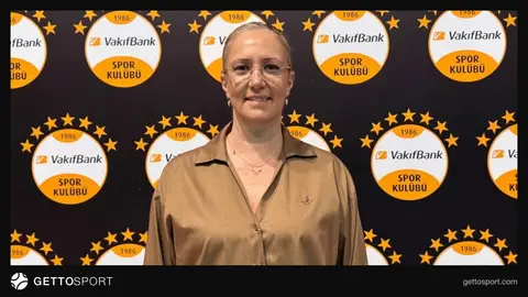 VakıfBank kadın voleybol takımı antrenmanda, Banu Can Schürmann konuşuyor