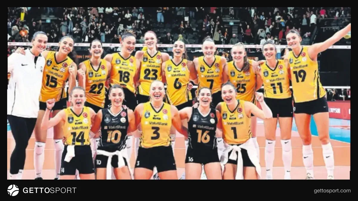 VakıfBank ve Eczacıbaşı oyuncuları saha içinde mücadele ederken