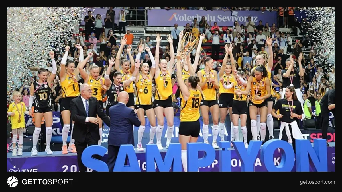VakıfBank oyuncuları kupayı kaldırırken Antalya Spor Salonu'nda kutlama