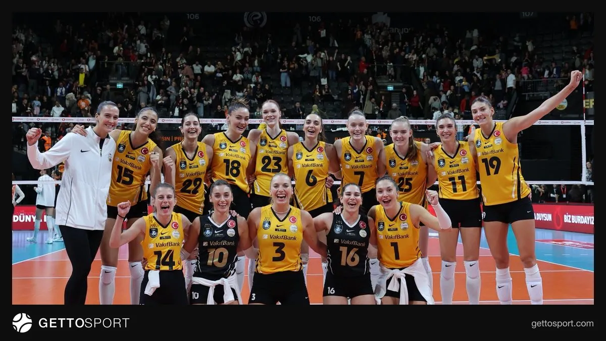 VakıfBank ve Eczacıbaşı Peron oyuncuları maç sırasında file önünde