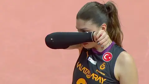 VakıfBank-Galatasaray maçı sırasında oynayan voleybolcular ve duygusal İlkin Aydın