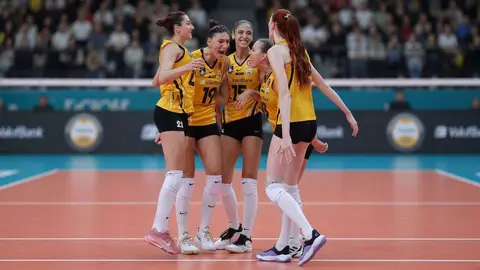 VakıfBank ve Galatasaray oyuncuları maç sırasında file önünde