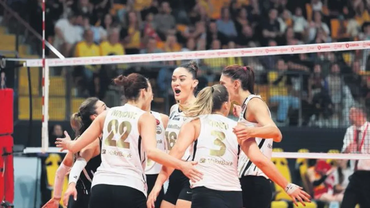 VakıfBank oyuncuları sayı kutlaması ve file önünde blok yaparken