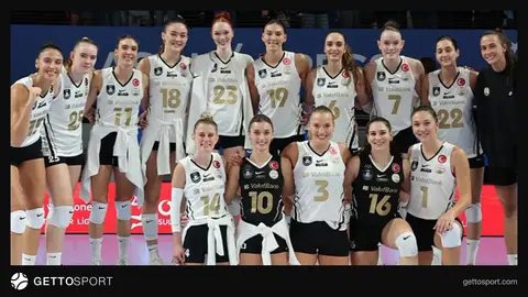 VakıfBank oyuncuları maç sonrası sevinç yaşarken