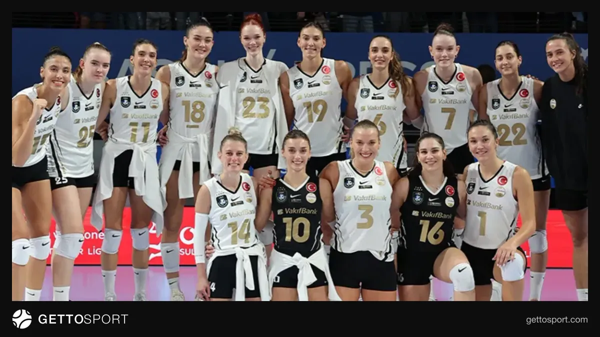 VakıfBank oyuncuları maç sonrası sevinç yaşarken