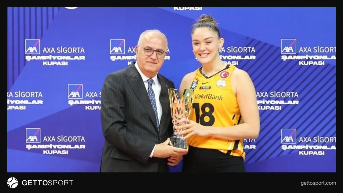 VakıfBank oyuncuları kupayla sevinç yaşarken