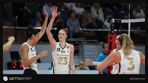 VakıfBank ve Zeren Spor oyuncuları maç sırasında voleybol mücadelesi