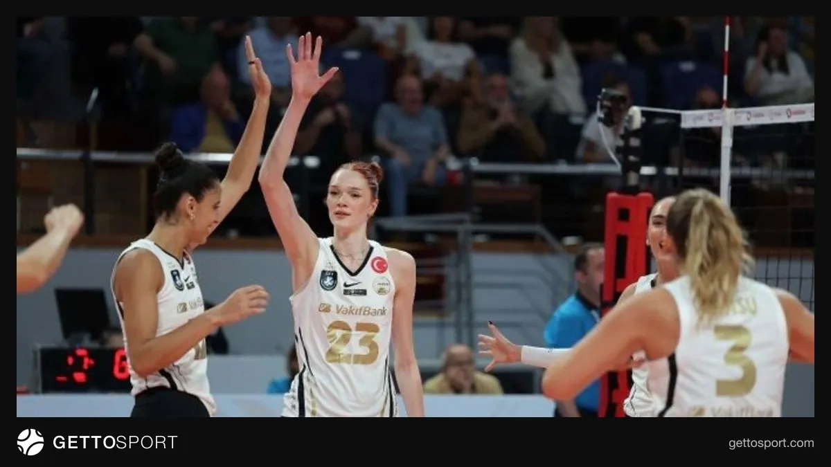 VakıfBank ve Zeren Spor oyuncuları maç sırasında voleybol mücadelesi