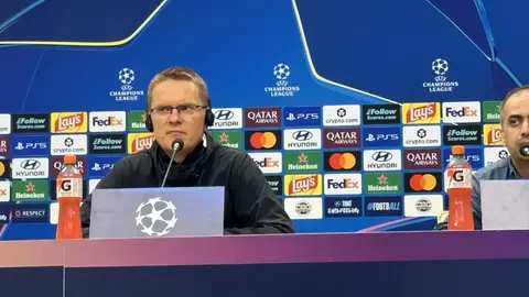 Valdas Dambrauskas mətbuat konfransında danışır