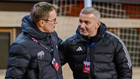 Valdas Dambrauskas oyunda komandaya göstəriş verir