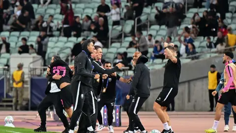 Valdas Dambrauskas matç zamanı meydançada taktiki göstəriş verir