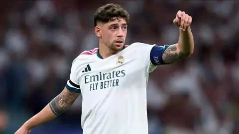 Federiko Valverde meydanda ağrılı jest edir, ağ lazımlı komanda formasında