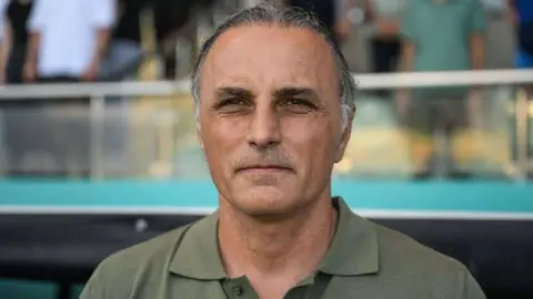 Van Spor FK teknik direktörü Mustafa Gürsel röportaj sırasında konuşurken