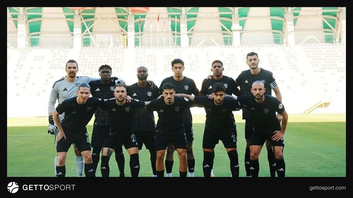 Vanspor başkanı Özgür İreç İlhan basın açıklaması yaparken
