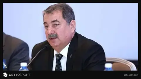 Vaqif Sadıqov mətbuat konfransında danışır