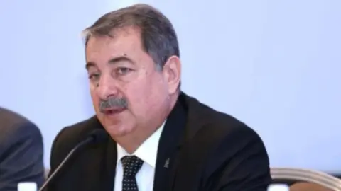 Vaqif Sadıqov tribunada və ya mətbuat konfransında danışır