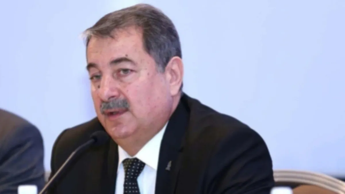 Vaqif Sadıqov tribunada və ya mətbuat konfransında danışır