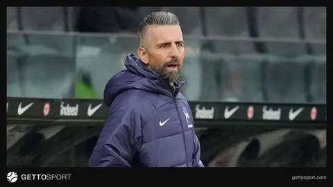 Vedad Ibisevic röportaj verirken, arka planda Hoffenheim forması