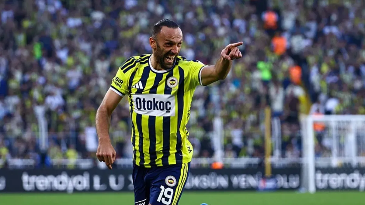 Vedat Muriç maç öncesi ısınırken takım arkadaşlarıyla saha kenarı