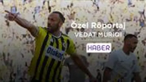 Vedat Muriqi mikrofonlara konuşurken takım formasıyla görüntüsü