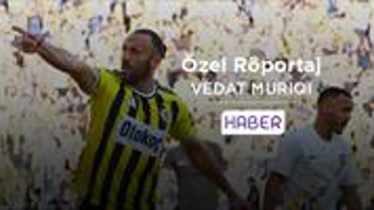 Vedat Muriqi mikrofonlara konuşurken takım formasıyla görüntüsü