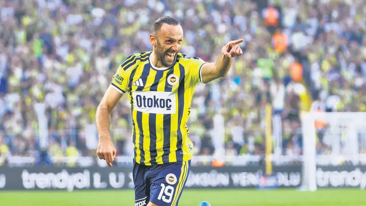 Vedat Muriqi basın toplantısında mikrofonlara konuşurken