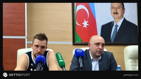 VEF (Riqa) basketbolçuları və baş məşqçi Yevgeni Kosuşkin oyundan sonra
