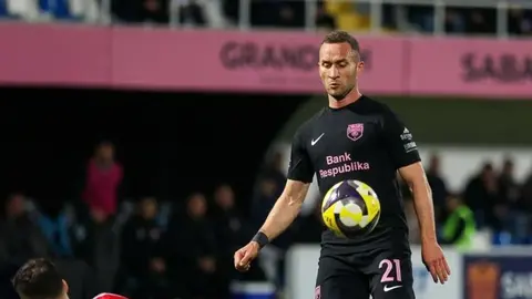 Velko Simiç müsahibədə mikrofona danışır, 'Sabah' forması