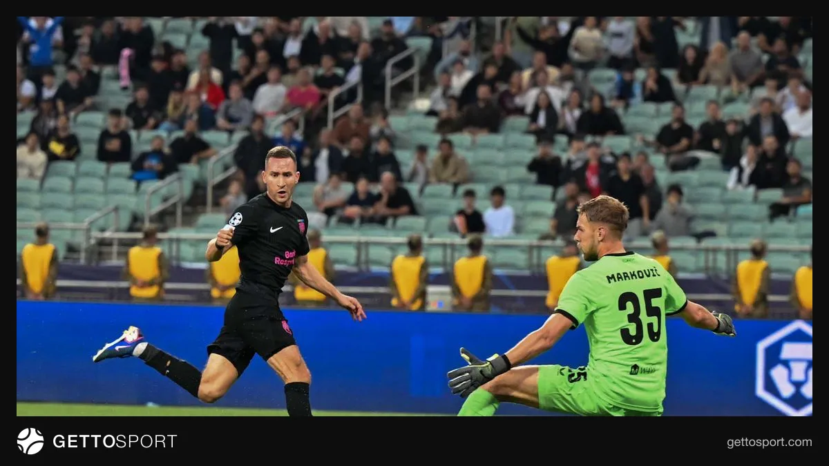 Velko Simiç jurnalistlərə müsahibə verir, arxa fonda Bakı Olimpiya Stadionu