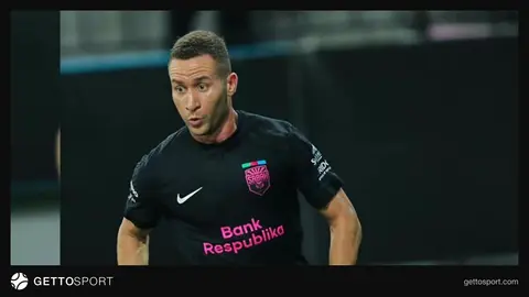 Sabah klubunun futbolçusu Velko Simiç jurnalistlərə açıqlama verir
