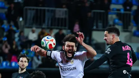 Velko Simiç oyunda top kontrol edir, Sabah forması
